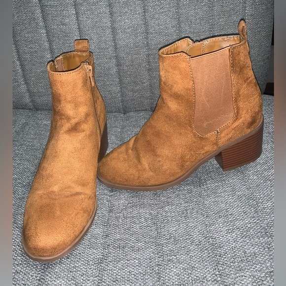 Gap cognac colored suede‎ Chelsea booties size 7 - Picture 1 of 9